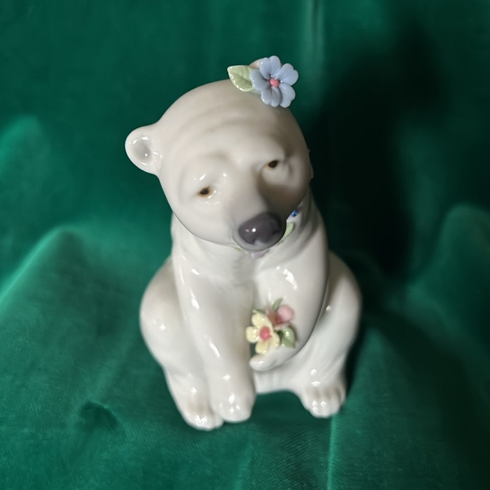 LLADRO RESTING POLAR BEAR WITH FLOWERS #6355-G - Picture 3 of 10